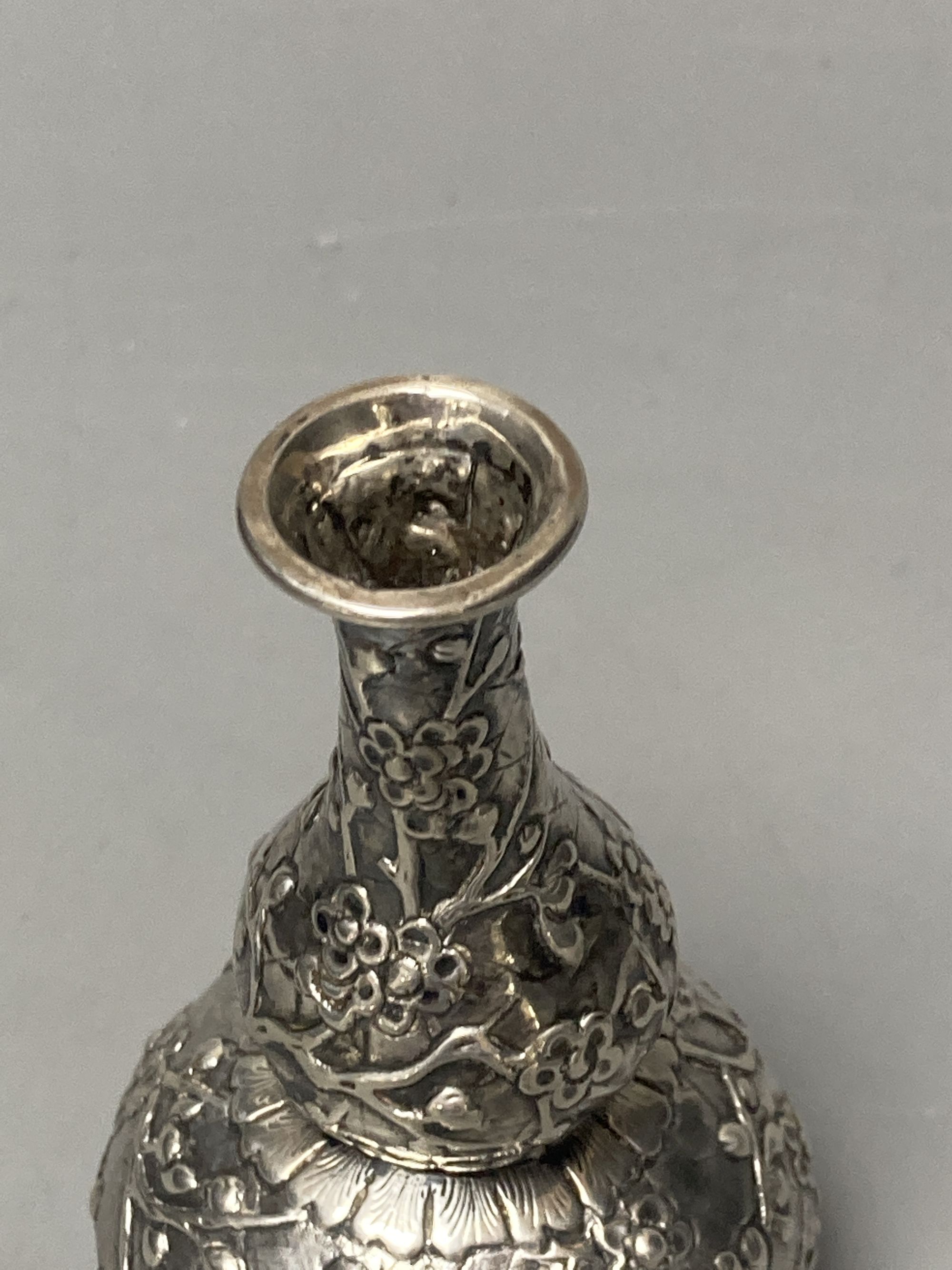 A Shanghai Luen-Wo export vase, height 11cm